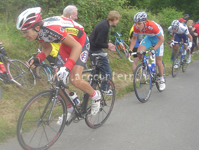 Kim Kirchen reacts to an attack of Maxime Monfort (Landbouwkrediet) in the climb of Huelewee
